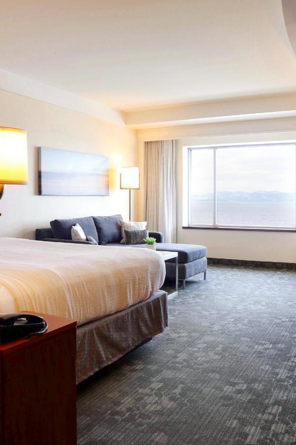 Courtyard Burlington Harbor Hotel Luaran gambar