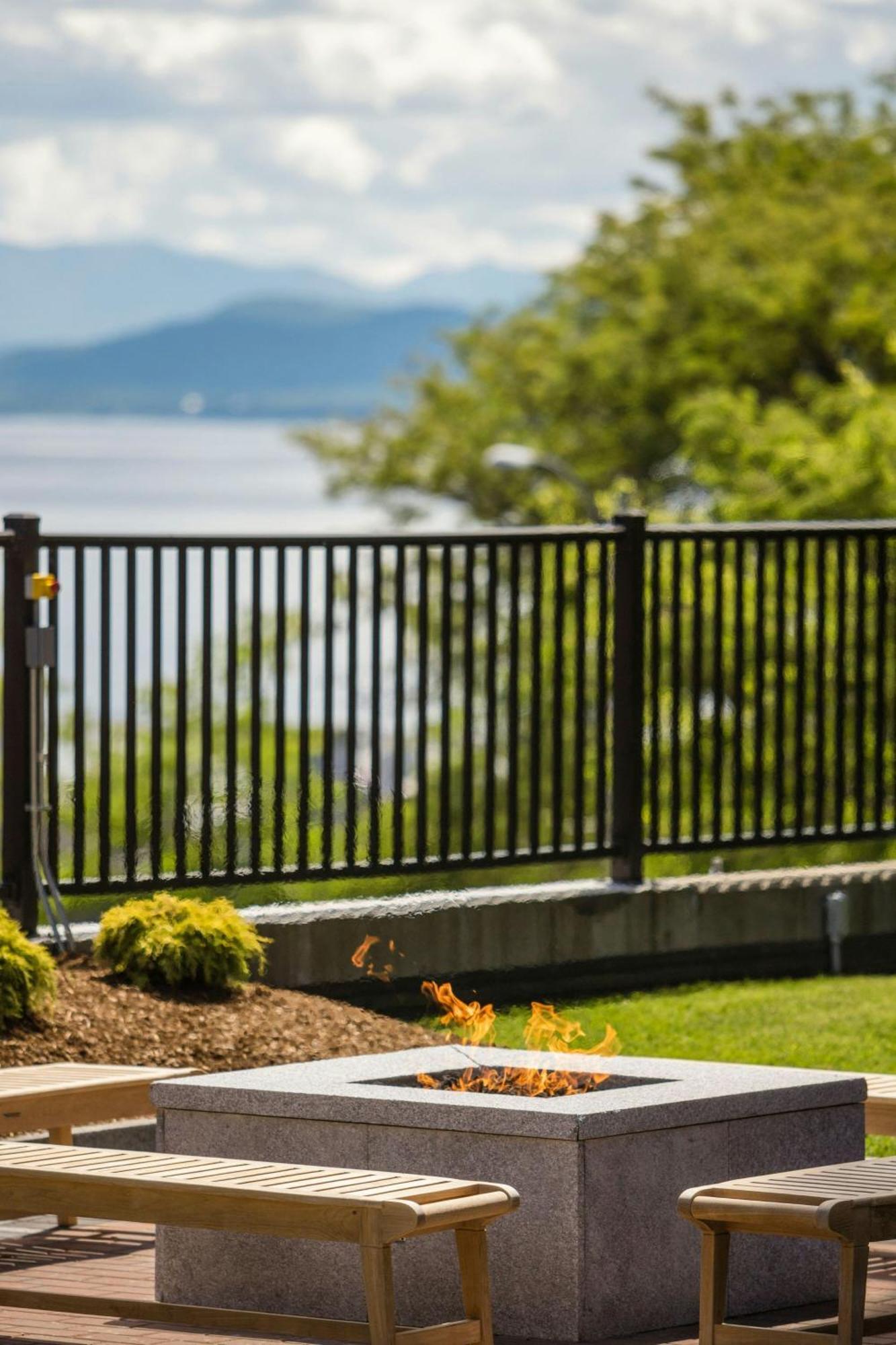 Courtyard Burlington Harbor Hotel Luaran gambar