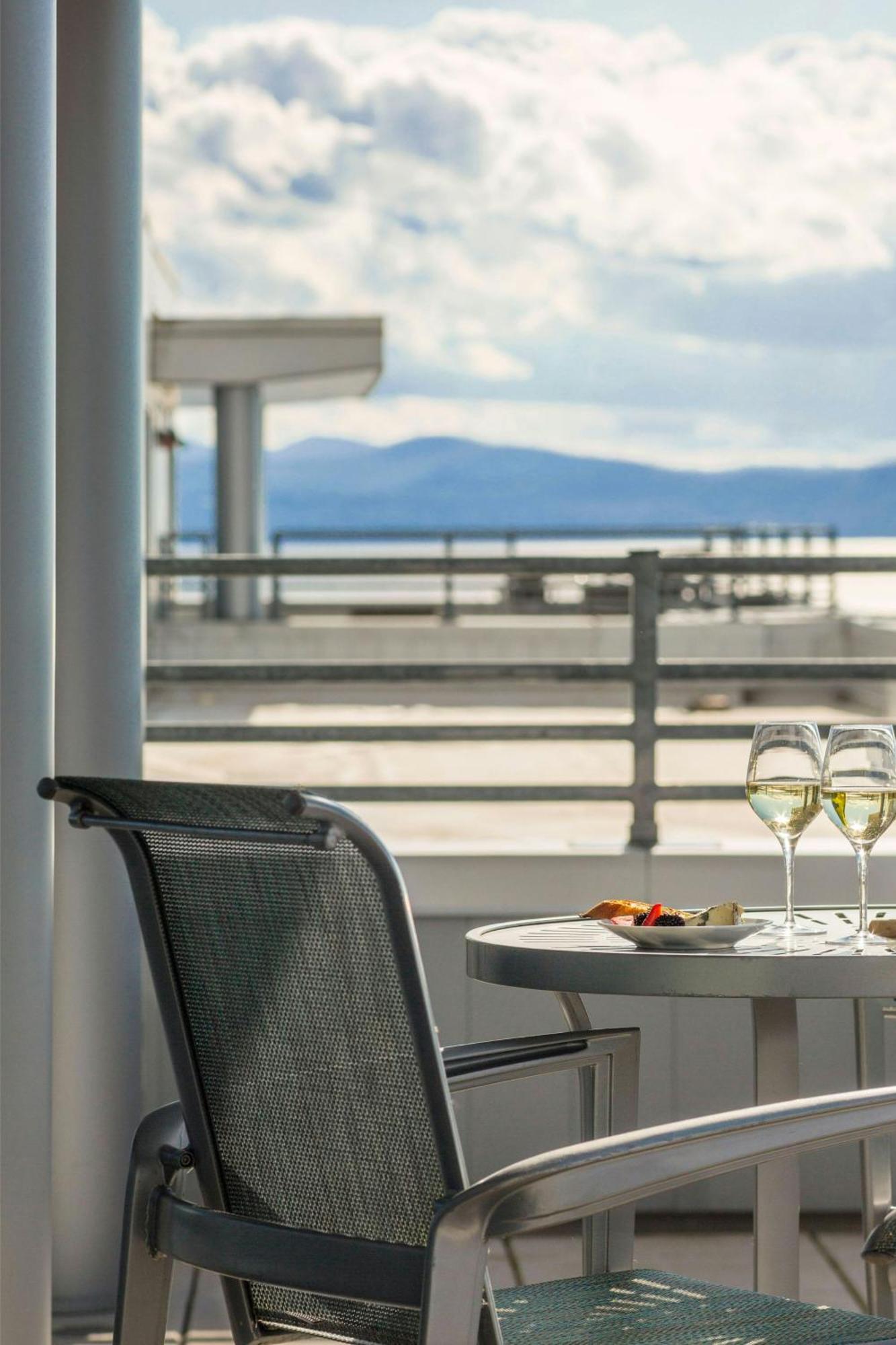 Courtyard Burlington Harbor Hotel Luaran gambar