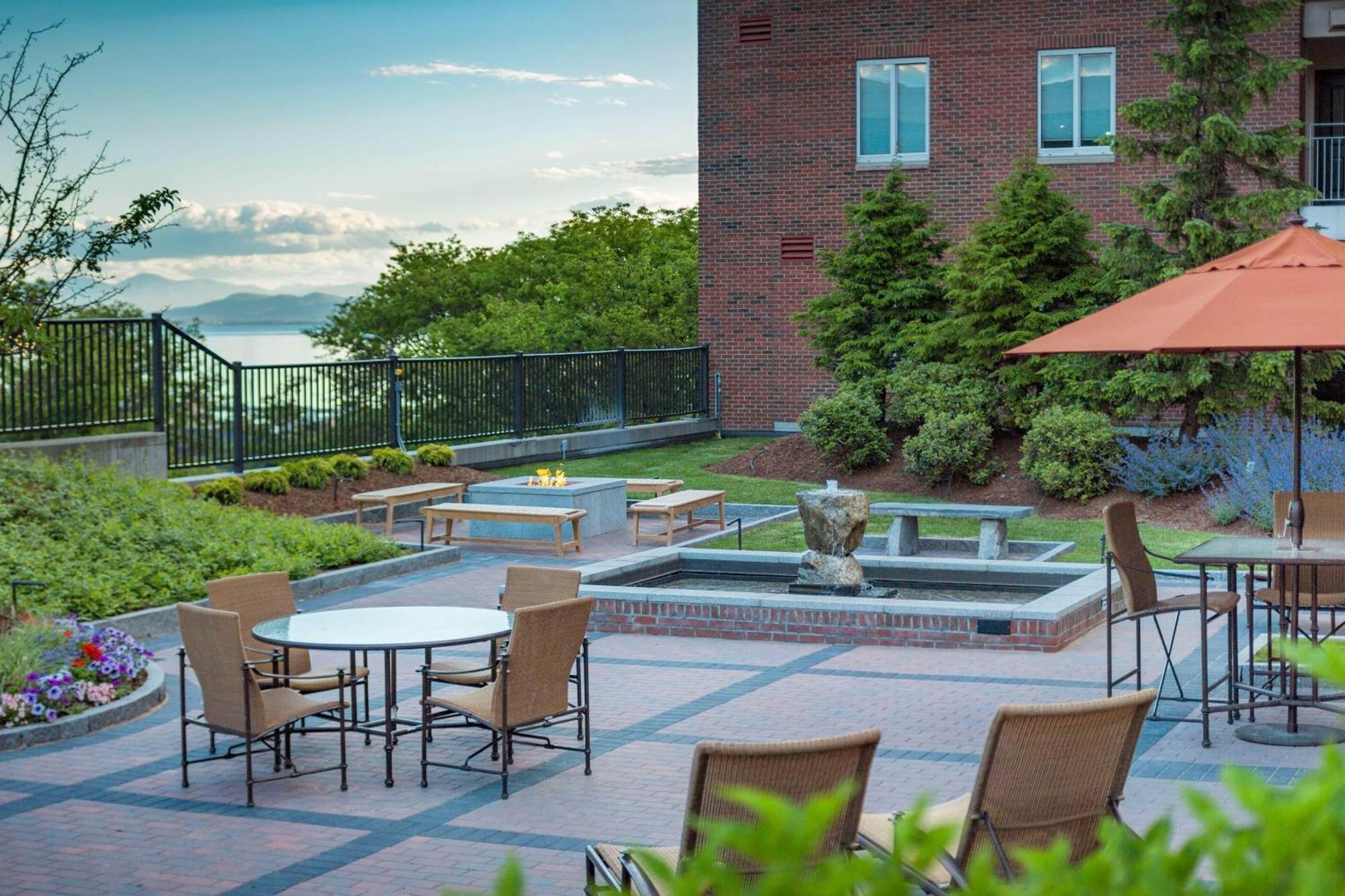 Courtyard Burlington Harbor Hotel Luaran gambar