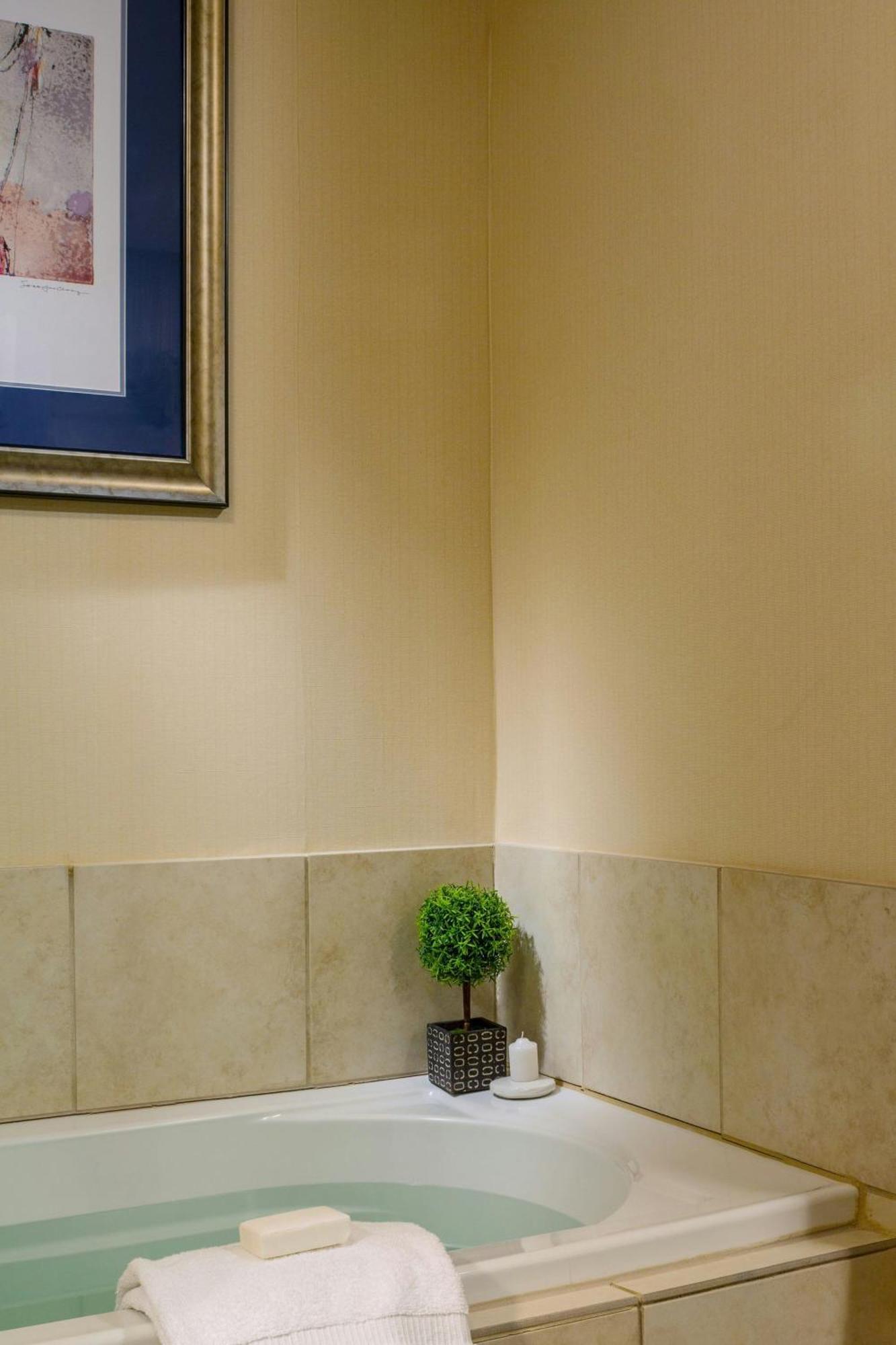 Courtyard Burlington Harbor Hotel Luaran gambar